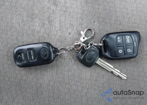 2004 Toyota Corolla Le z USA, uszkodzony, nr VIN 2T1BR32E34C278850